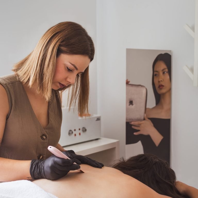Exfoliación corporal y limpieza de espalda para renovar la piel y mejorar textura en MCARMEN